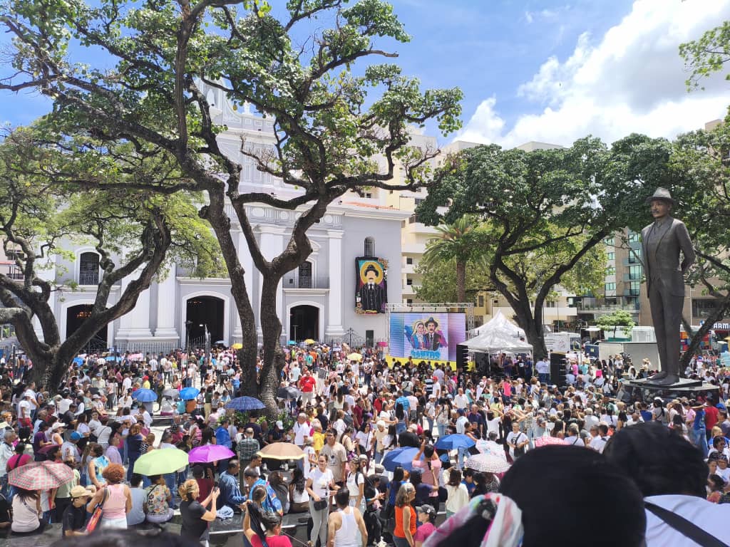 Feligreses celebran canonización con procesión en Caracas