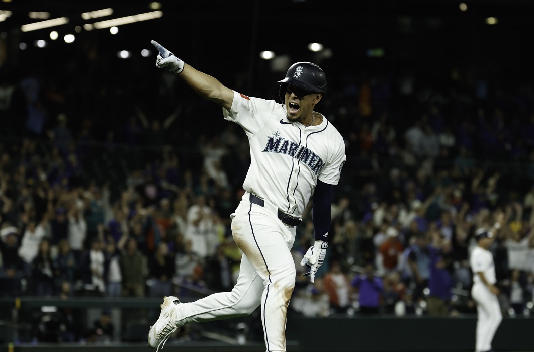¡Leo Rivas dio el batazo clave! Igualó el partido que ganó Marineros en 15 innings