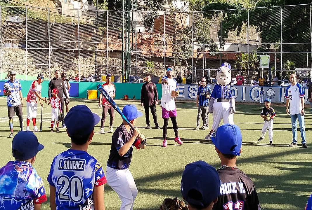 Ronald Acuña Jr. dictó clínica de beisbol en el estadio Hugo Chávez